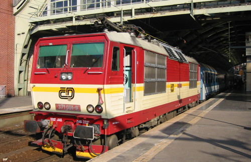 371 001-9 mit Hungaria Bln-Ostbahnhof; Foto: L.Zschage