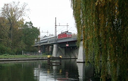 BR 180 mit EC 43 nach Warszawa Bellevue, 04.11.2004, Foto L.Zschage